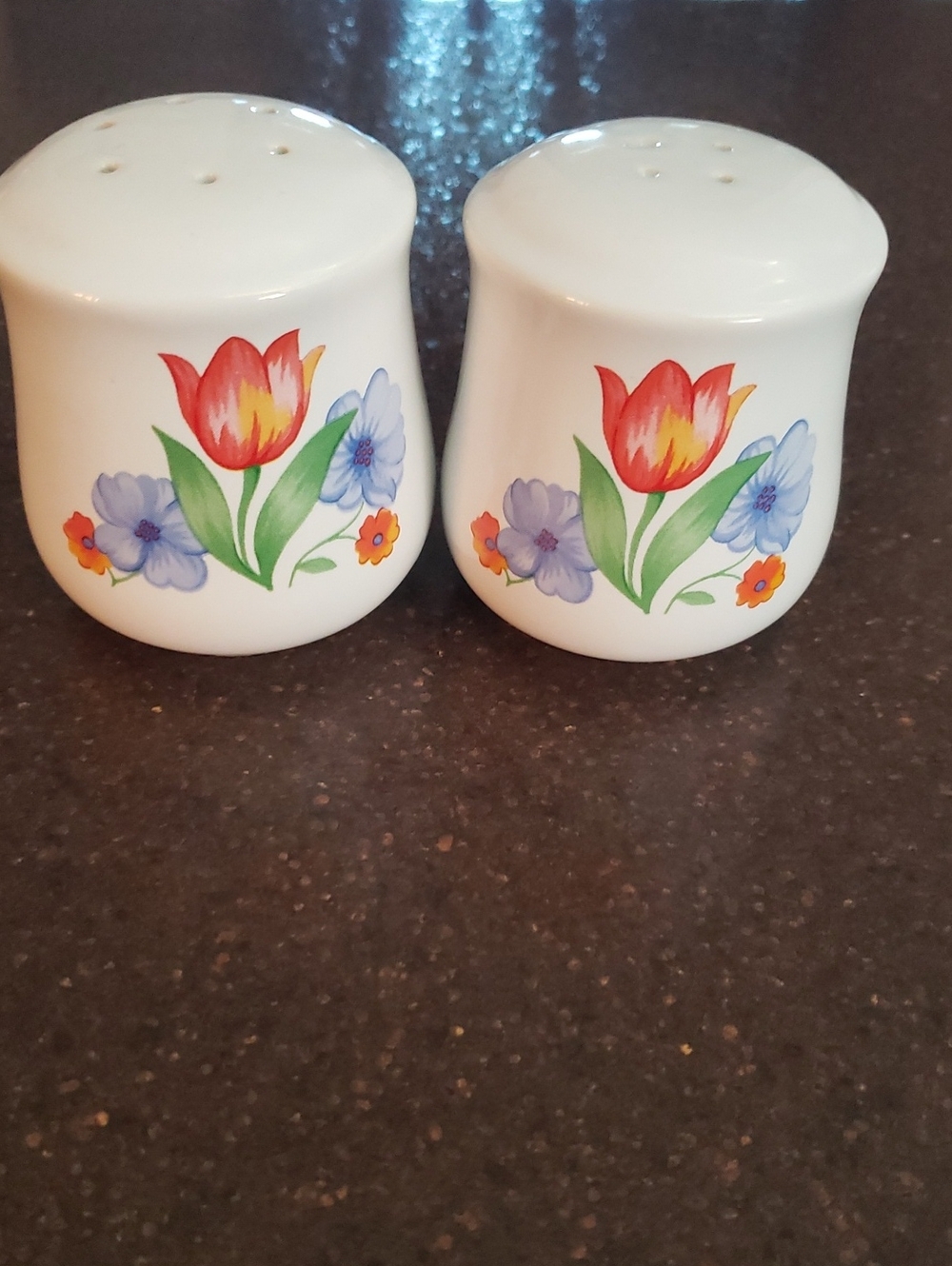Vintage Corelle Corning ware Fresh Cut Flowers Salt & Pepper Shaker Set